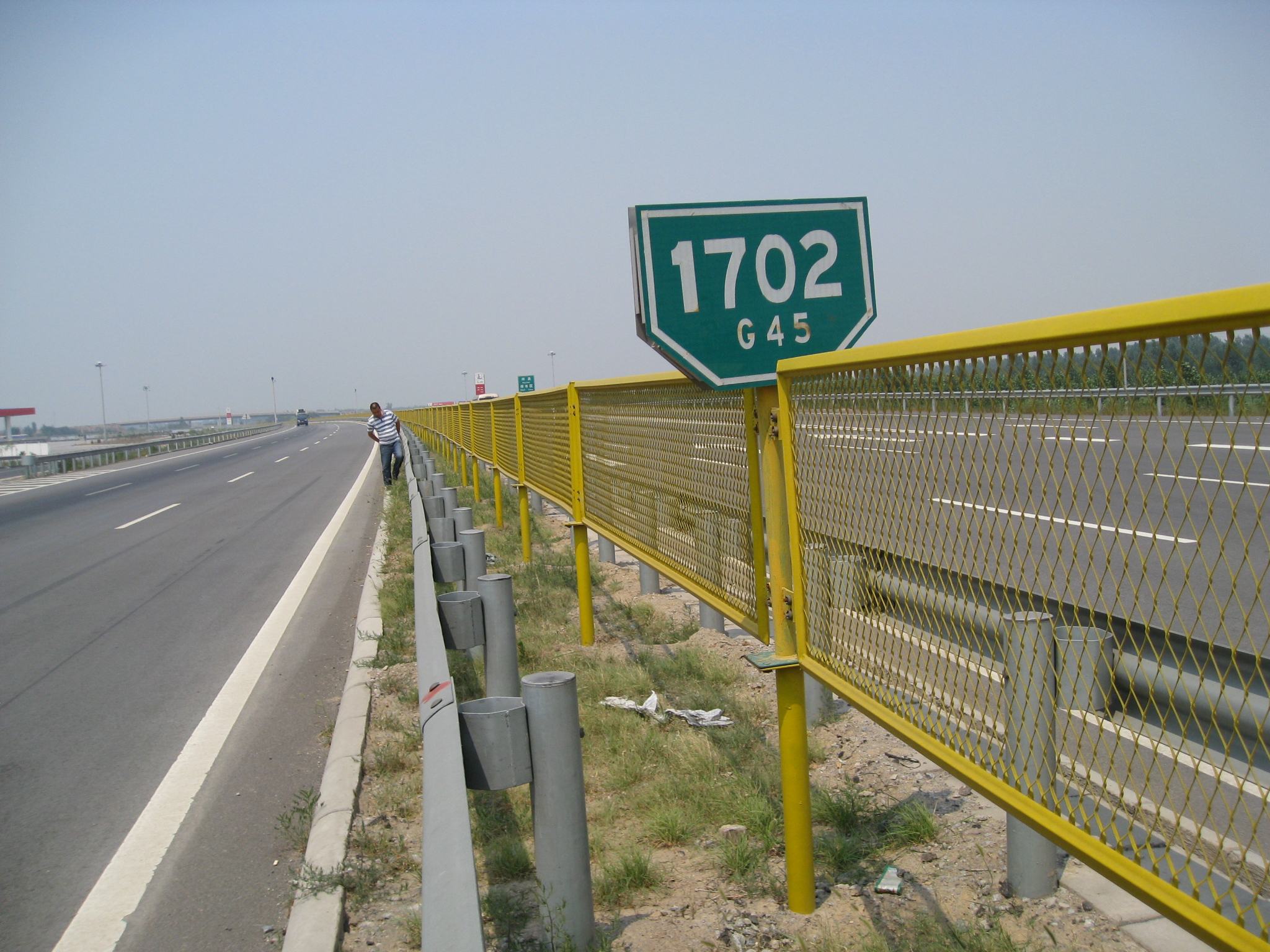 埋設過路管和道路安裝交通標識工程